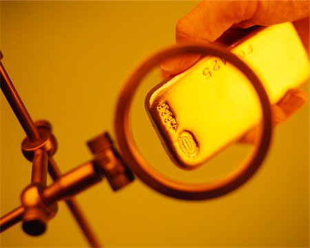 Man Holding Ingot Under Magnifying Glass Photographie de stock - Premium Libres de Droits, Code: 600-00039877