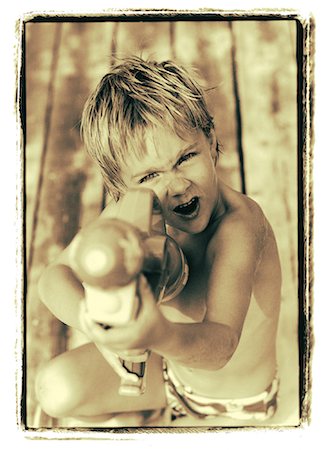 simsearch:700-00035311,k - Portrait de garçon avec fusil à eau Photographie de stock - Premium Libres de Droits, Code: 600-00032962