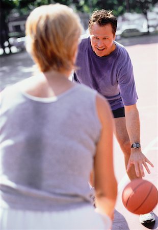 Mature Couple Playing Basketball In Park Foto de stock - Sin royalties Premium, Código: 600-00053370