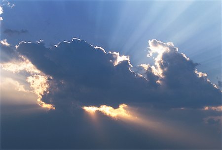 simsearch:600-00045917,k - Les rayons du soleil à travers les nuages dans le ciel Photographie de stock - Premium Libres de Droits, Code: 600-00064929