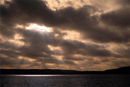 simsearch:600-00045917,k - Lumière du soleil à travers les nuages au-dessus du lac Cedar, Parc Provincial Algonquin, Ontario, Canada Photographie de stock - Premium Libres de Droits, Code: 600-00076787