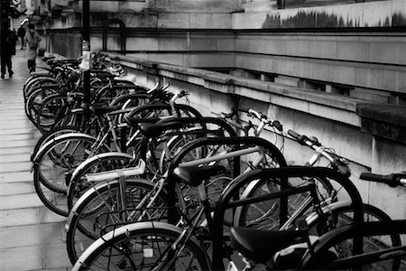 Row of Bicycles Parked near Street, London, England Foto de stock - Sin royalties Premium, Código: 600-00073592