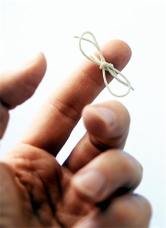 string - Hand with String Tied around Finger Foto de stock - Sin royalties Premium, Código: 600-00163321