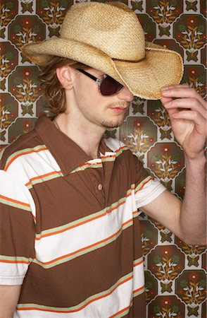 simsearch:700-00683285,k - Jeune homme portant chapeau de Cowboy Photographie de stock - Premium Libres de Droits, Code: 600-00824374