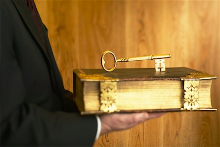 Man Holding Antique Book and Key Foto de stock - Sin royalties Premium, Código: 600-00829160