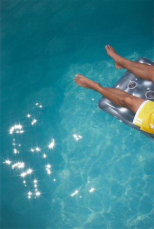 simsearch:600-03644927,k - Homme flottant dans la piscine Photographie de stock - Premium Libres de Droits, Code: 600-00823306