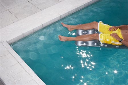 simsearch:600-03644927,k - Homme flottant dans la piscine Photographie de stock - Premium Libres de Droits, Code: 600-00823307