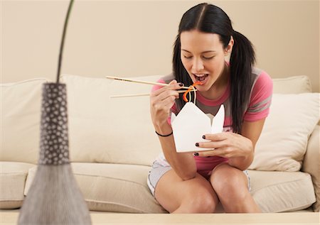 simsearch:600-00848094,k - Femme mangeant la nourriture chinoise Photographie de stock - Premium Libres de Droits, Code: 600-00846085