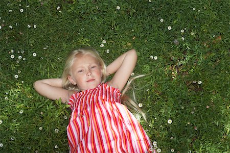 simsearch:700-03004336,k - Girl Lying On The Grass Foto de stock - Sin royalties Premium, Código: 600-00847708