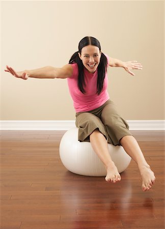 simsearch:600-00848094,k - Femme assise sur le ballon d'exercice Photographie de stock - Premium Libres de Droits, Code: 600-00848078