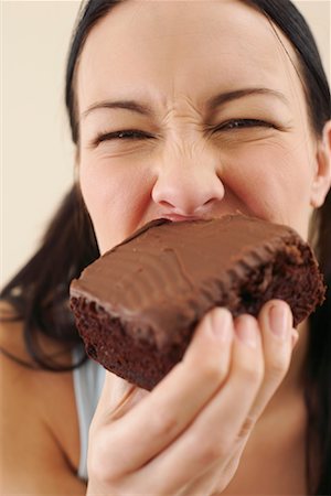simsearch:600-00848094,k - Femme manger un gâteau au chocolat Photographie de stock - Premium Libres de Droits, Code: 600-00848087