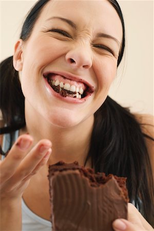simsearch:600-00848094,k - Femme manger un gâteau au chocolat Photographie de stock - Premium Libres de Droits, Code: 600-00848088