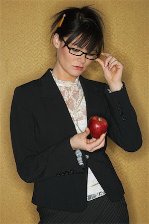 Portrait de femme tenant une pomme Photographie de stock - Premium Libres de Droits, Code: 600-00865096