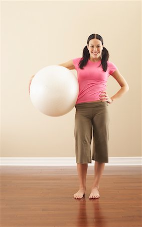 simsearch:600-00848094,k - Portrait de femme avec ballon d'exercice Photographie de stock - Premium Libres de Droits, Code: 600-00866817