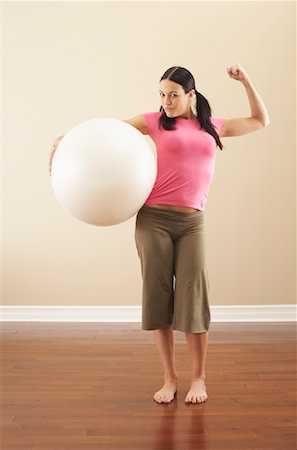 simsearch:600-00848094,k - Portrait de femme avec ballon d'exercice Photographie de stock - Premium Libres de Droits, Code: 600-00866818