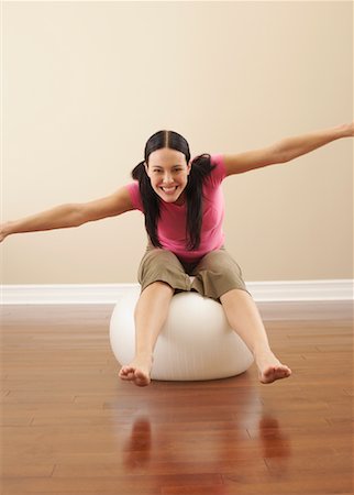 simsearch:600-00848094,k - Femme sur ballon d'exercice Photographie de stock - Premium Libres de Droits, Code: 600-00866821