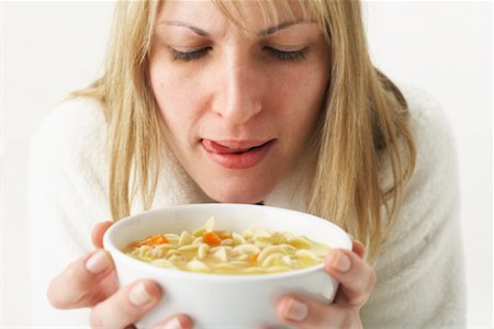 Woman with Chicken Noodle Soup Foto de stock - Sin royalties Premium, Código: 600-00917301