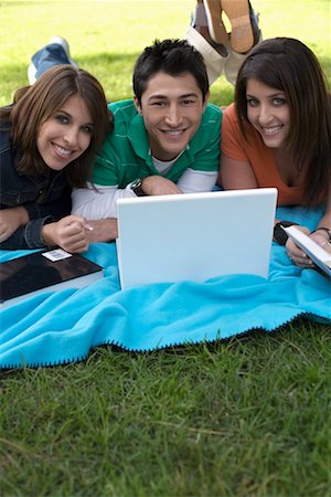 simsearch:614-06973867,k - Jeunes couchée sur une couverture dans le parc avec l'ordinateur Photographie de stock - Premium Libres de Droits, Code: 600-00912238