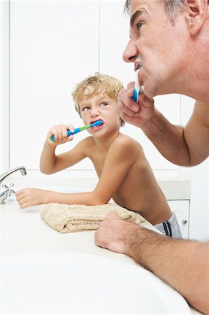 family bathroom mirror - Father and Son Brushing Teeth Foto de stock - Sin royalties Premium, Código: 600-00934218