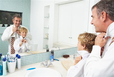 family bathroom mirror - Father and Son Tying Neckties Foto de stock - Sin royalties Premium, Código: 600-00934222