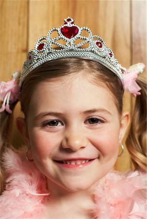 feather boa - Portrait de jeune fille habillée comme une princesse Photographie de stock - Premium Libres de Droits, Code: 600-00934374
