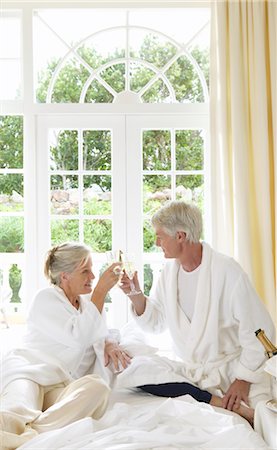 simsearch:600-00948533,k - Mature Couple Drinking Champagne In Bed Stock Photo - Premium Royalty-Free, Code: 600-00948525