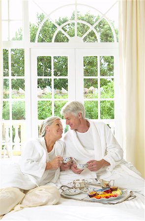 simsearch:400-05686653,k - Mature Couple Eating Breakfast In Bed Stock Photo - Premium Royalty-Free, Code: 600-00948520