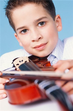 picture of young boy holding violin - Boy Playing Violin Photographie de stock - Premium Libres de Droits, Code: 600-00954438