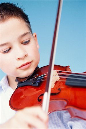 simsearch:700-03299206,k - Boy Playing Violin Foto de stock - Sin royalties Premium, Código: 600-00954439