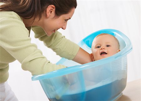 simsearch:614-05955663,k - Baby Getting A Bath Stock Photo - Premium Royalty-Free, Code: 600-01015334