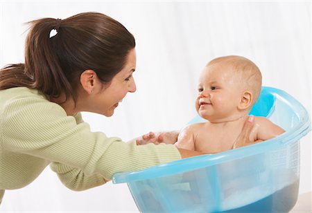 simsearch:614-05955663,k - Baby Getting A Bath Stock Photo - Premium Royalty-Free, Code: 600-01015335