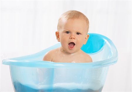 simsearch:600-02348921,k - Baby Getting A Bath Stock Photo - Premium Royalty-Free, Code: 600-01015338