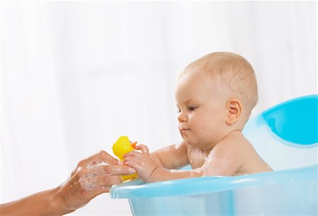 simsearch:632-01142297,k - Baby Getting A Bath Foto de stock - Sin royalties Premium, Código: 600-01015340