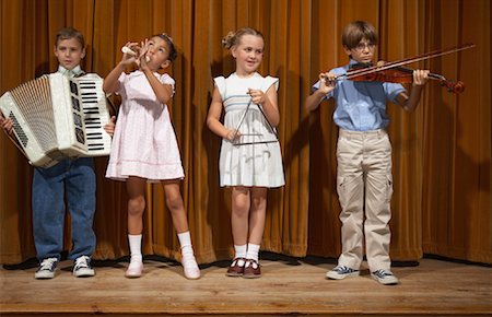 picture of young boy holding violin - Enfants sur scène Photographie de stock - Premium Libres de Droits, Code: 600-01037568