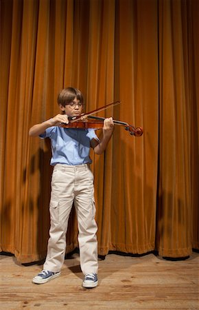 picture of young boy holding violin - Garçon jouant violon Photographie de stock - Premium Libres de Droits, Code: 600-01037606