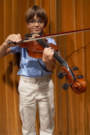 picture of young boy holding violin - Garçon jouant violon Photographie de stock - Premium Libres de Droits, Code: 600-01037607