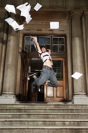 student throwing paper - Étudiant jeter des papiers dans l'Air par l'école Photographie de stock - Premium Libres de Droits, Code: 600-01030374