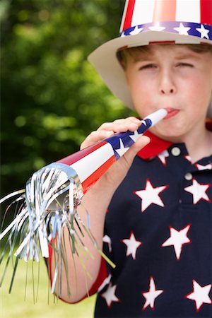 simsearch:700-02046160,k - Portrait of Boy Wearing Stars and Stripes Top and Hat, Blowing Noisemaker Horn Foto de stock - Sin royalties Premium, Código: 600-01041994