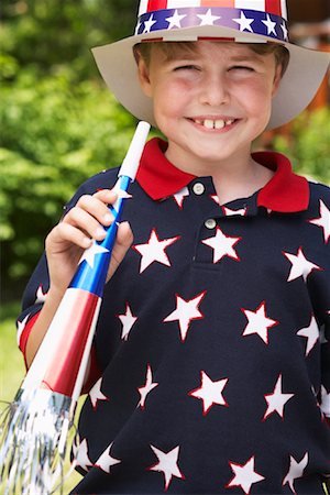 simsearch:700-02046160,k - Portrait of Boy Wearing Stars and Stripes Top and Hat, Holding Noisemaker Horn Foto de stock - Sin royalties Premium, Código: 600-01041995