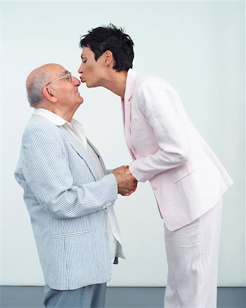Woman Kissing Elderly Man Foto de stock - Sin royalties Premium, Código: 600-01043045