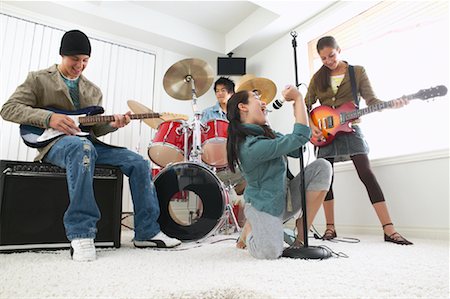 simsearch:640-01365707,k - Band Playing in Living Room Stock Photo - Premium Royalty-Free, Code: 600-01072209