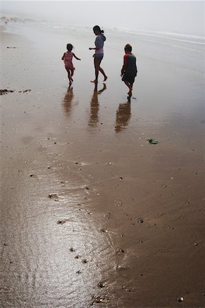 simsearch:600-02265124,k - Family Walking on Beach, Oregon, USA Stock Photo - Premium Royalty-Free, Code: 600-01072961