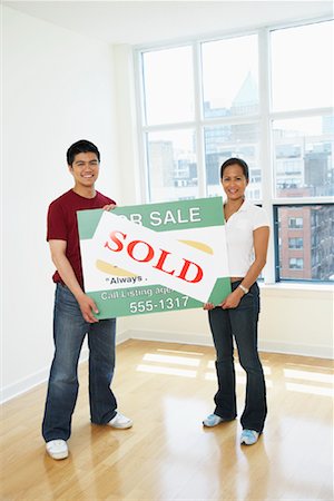 simsearch:600-01073479,k - Couple Holding Sold Sign Stock Photo - Premium Royalty-Free, Code: 600-01073465