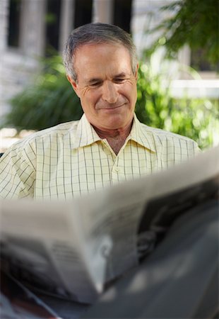 simsearch:600-01073505,k - Portrait of Man Reading Newspaper Foto de stock - Sin royalties Premium, Código: 600-01073497