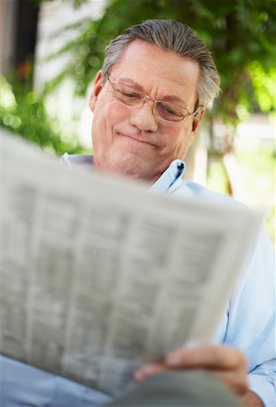 simsearch:600-01073505,k - Portrait of Man Reading Newspaper Foto de stock - Sin royalties Premium, Código: 600-01073503