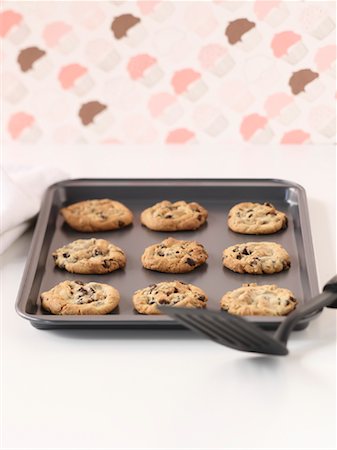 simsearch:614-06537664,k - Chocolate Chip Cookies on Baking Pan Stock Photo - Premium Royalty-Free, Code: 600-01099996
