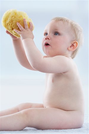 simsearch:700-01260144,k - Baby Holding Sponge Stock Photo - Premium Royalty-Free, Code: 600-01112892