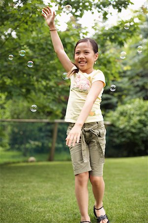 simsearch:700-03004336,k - Girl Playing With Bubbles Foto de stock - Sin royalties Premium, Código: 600-01120307