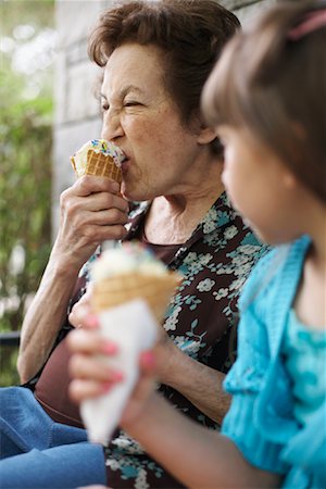 families eating ice cream - Grandmother and Granddaughter With Ice Cream Cones Foto de stock - Sin royalties Premium, Código: 600-01120302