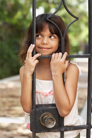 Portrait of Girl Standing by Gate Foto de stock - Sin royalties Premium, Código: 600-01123577